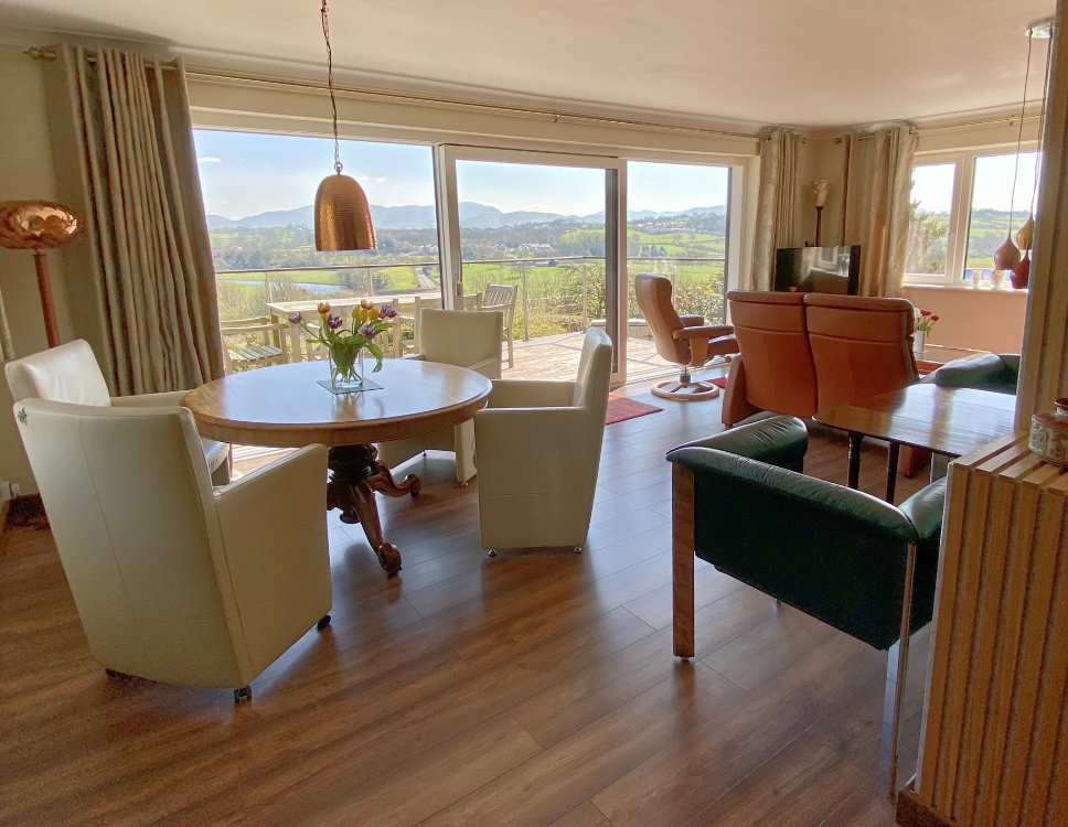 Desicated guest lounge