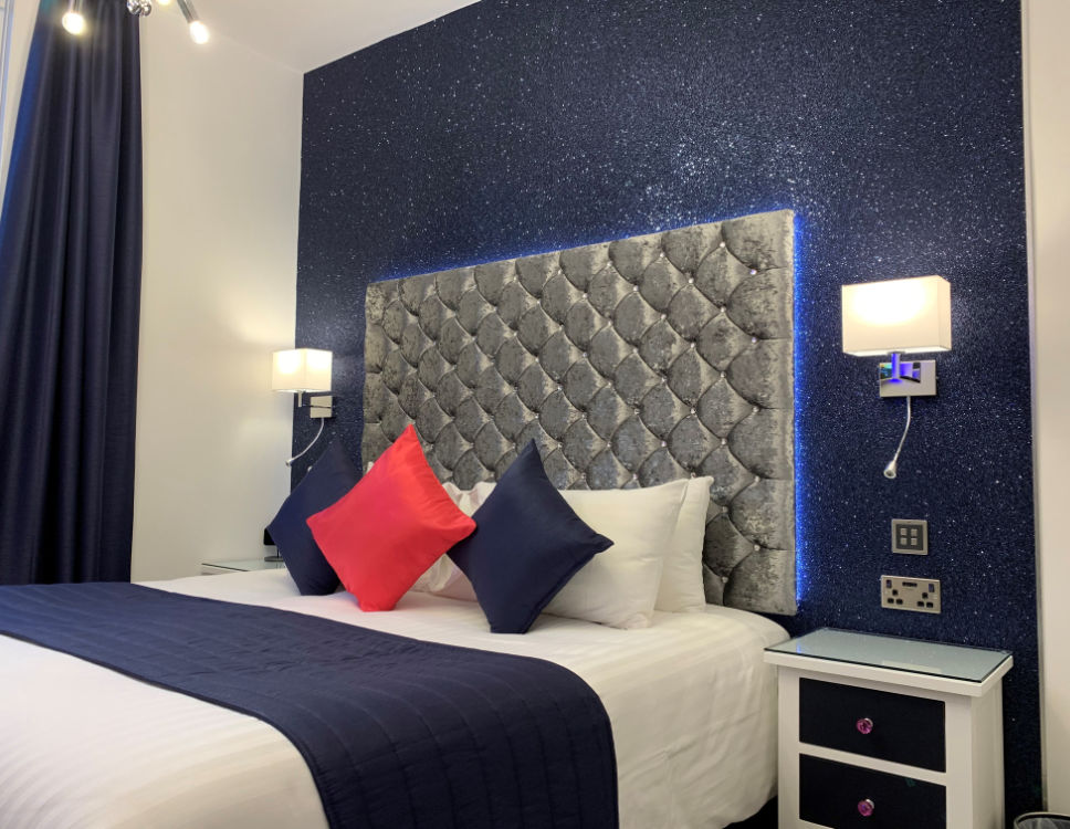 Shoalstone Suite - Joanna Lumley loved the glitter wallpaper!