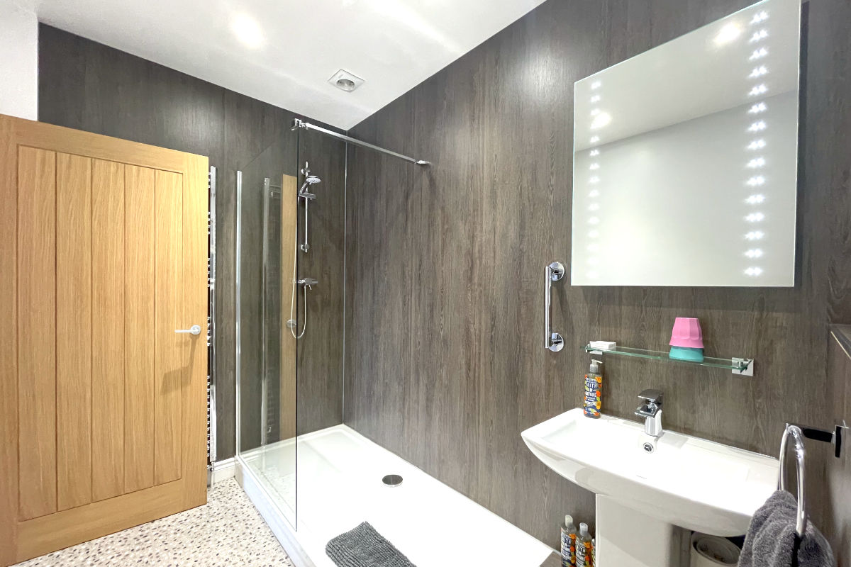 Room 7 bathroom
