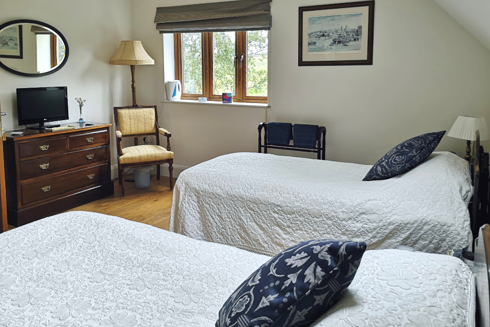 Sow Dale - Twin bedroom at Holly Cottage