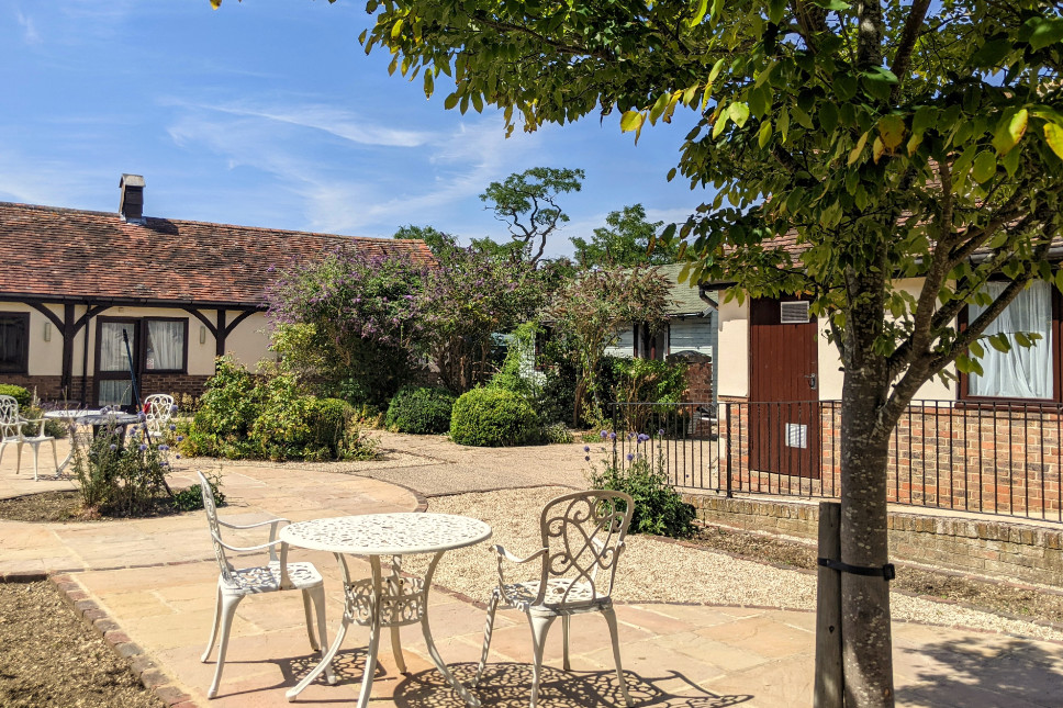Courtyard table at Kingfisher Barn, Abingdon