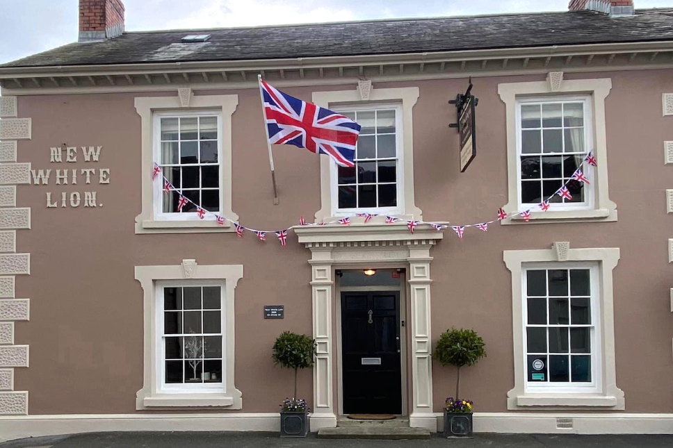 New White Lion, Llandovery